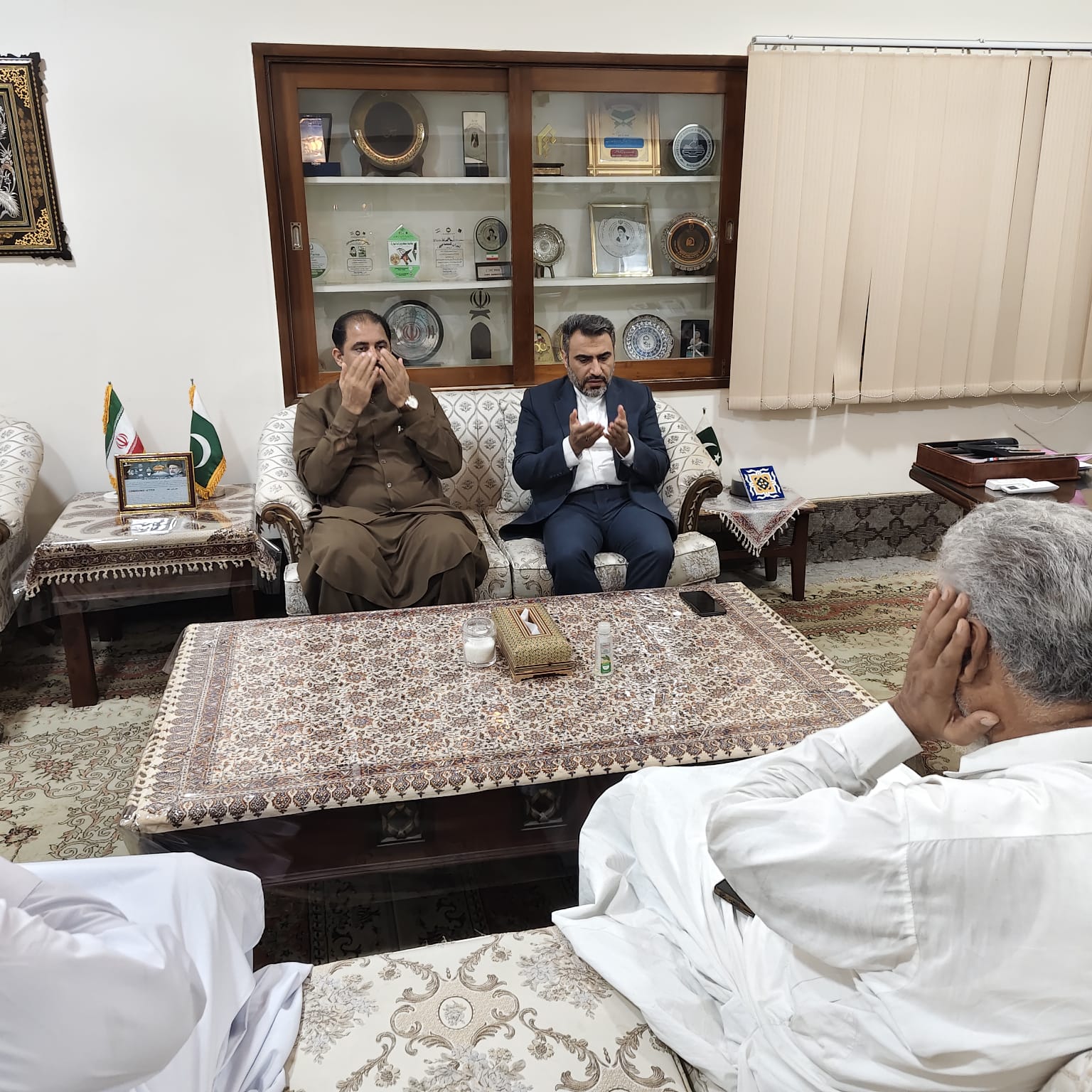 خانه فرهنگ ج۔ا ایران حیدرآباد میں ڈائریکٹر خانہ فرھنگ جناب رضا پارسا سے ، ایران - اسرائیل جنگ میں ایرانی شھداء کی لیے فاتحہ خوانی کی گئی 